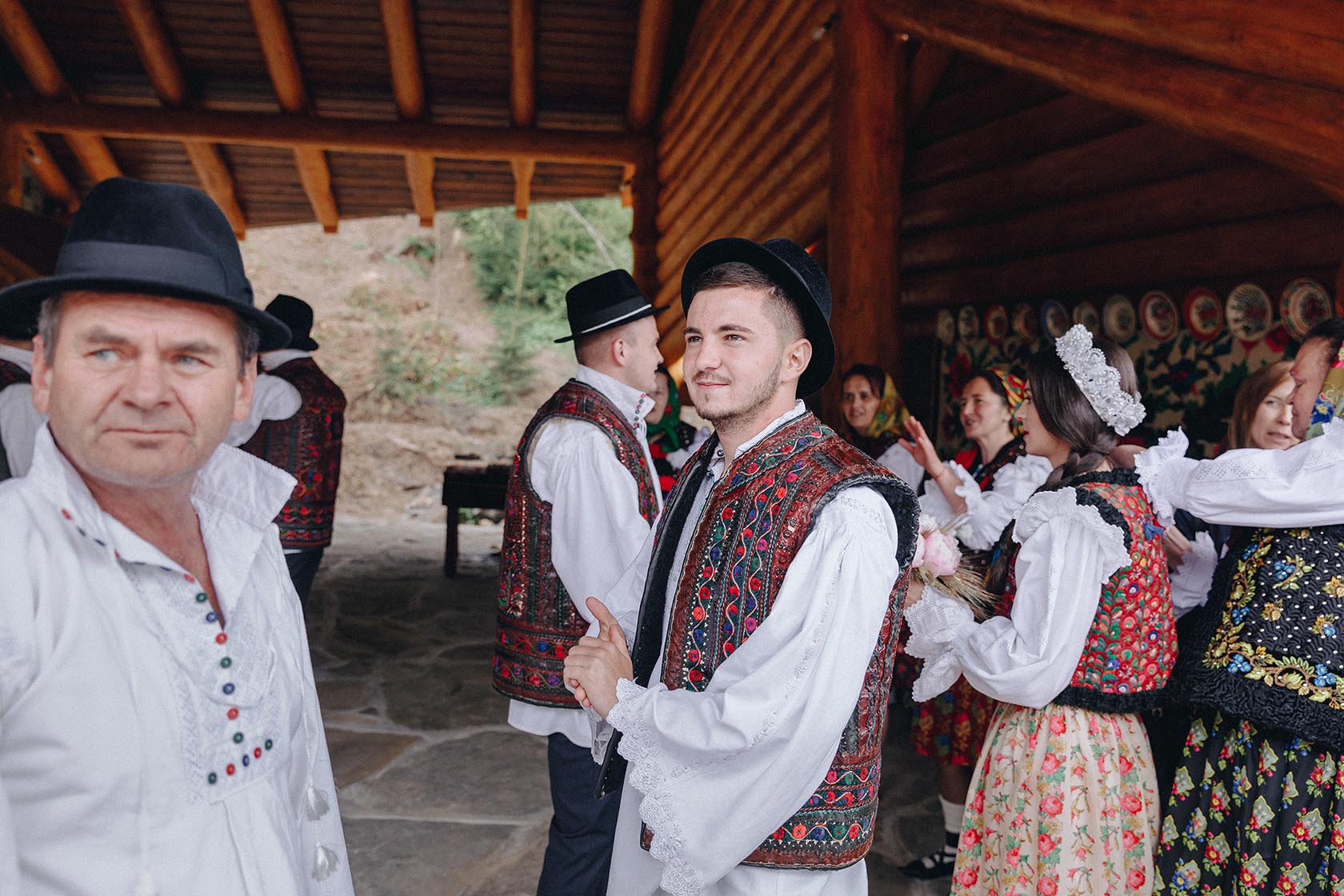 invitati in port popular maramures