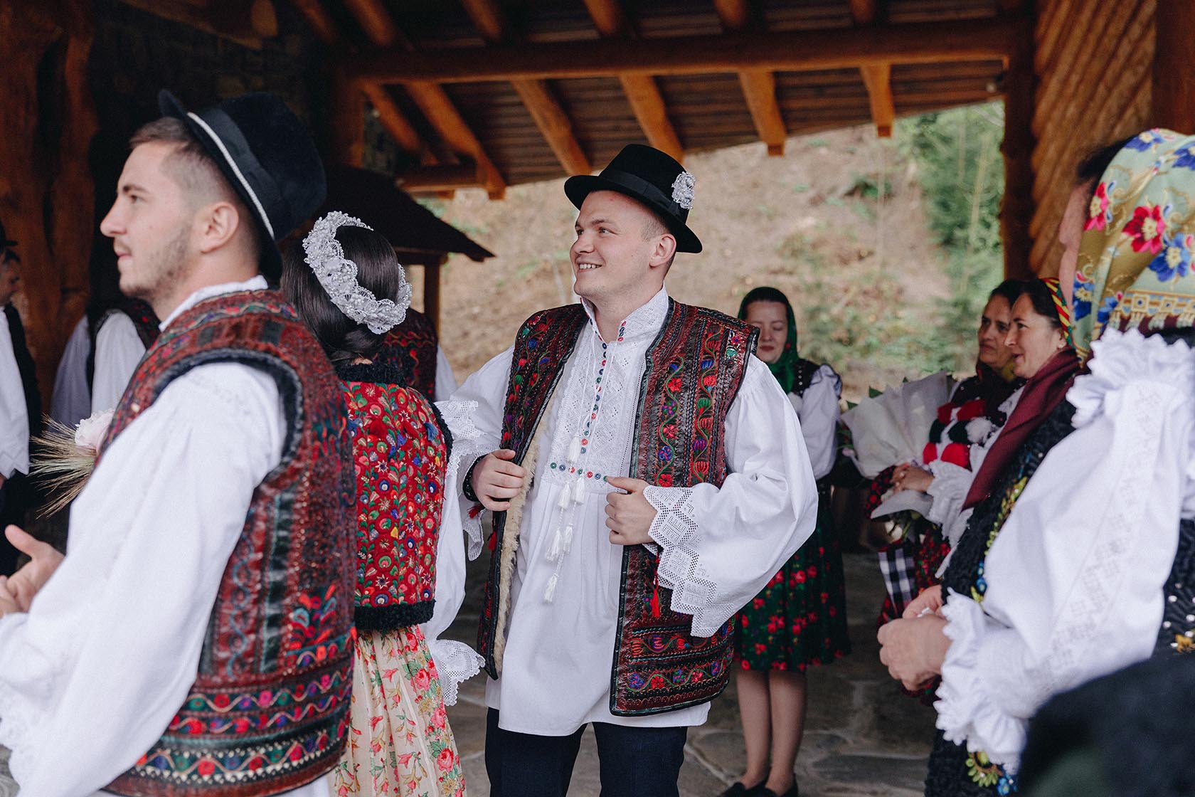 invitati in port popular maramures