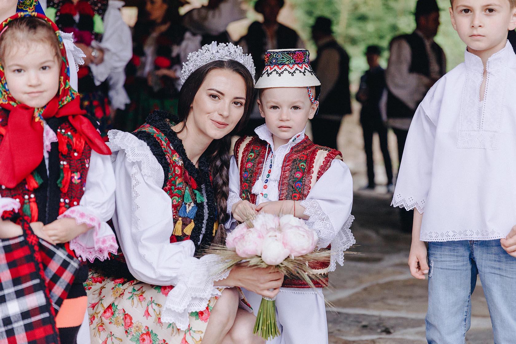 invitati in port popular maramures