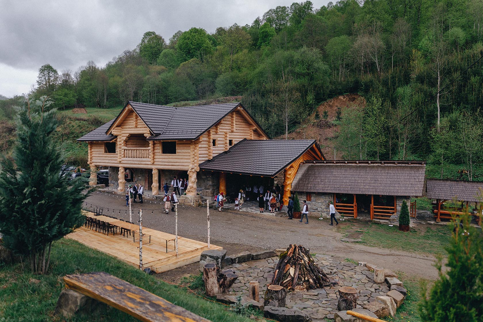 invitati in port popular maramures