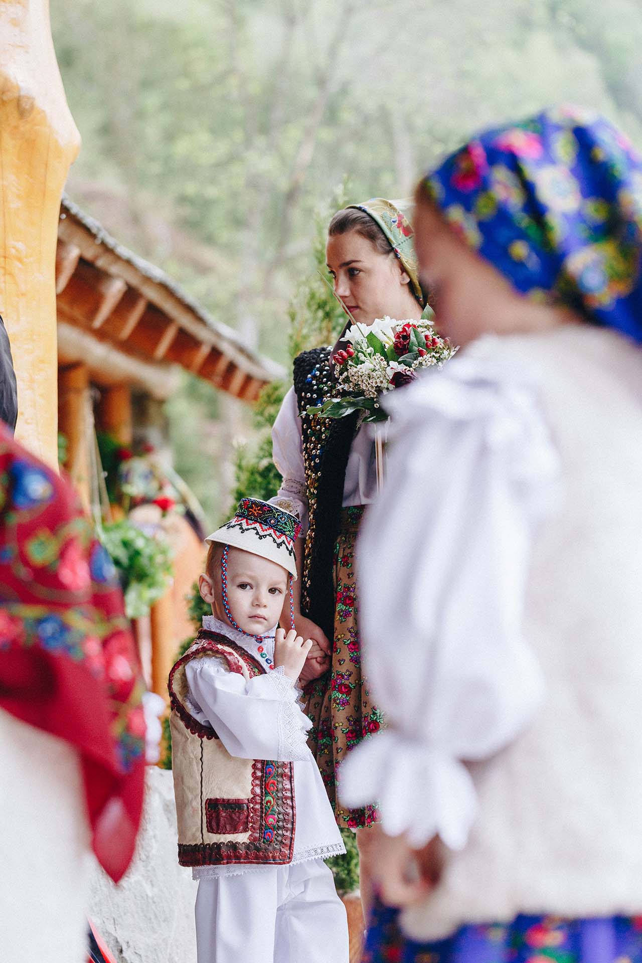 copil in port popular la nunta traditionala in maramures