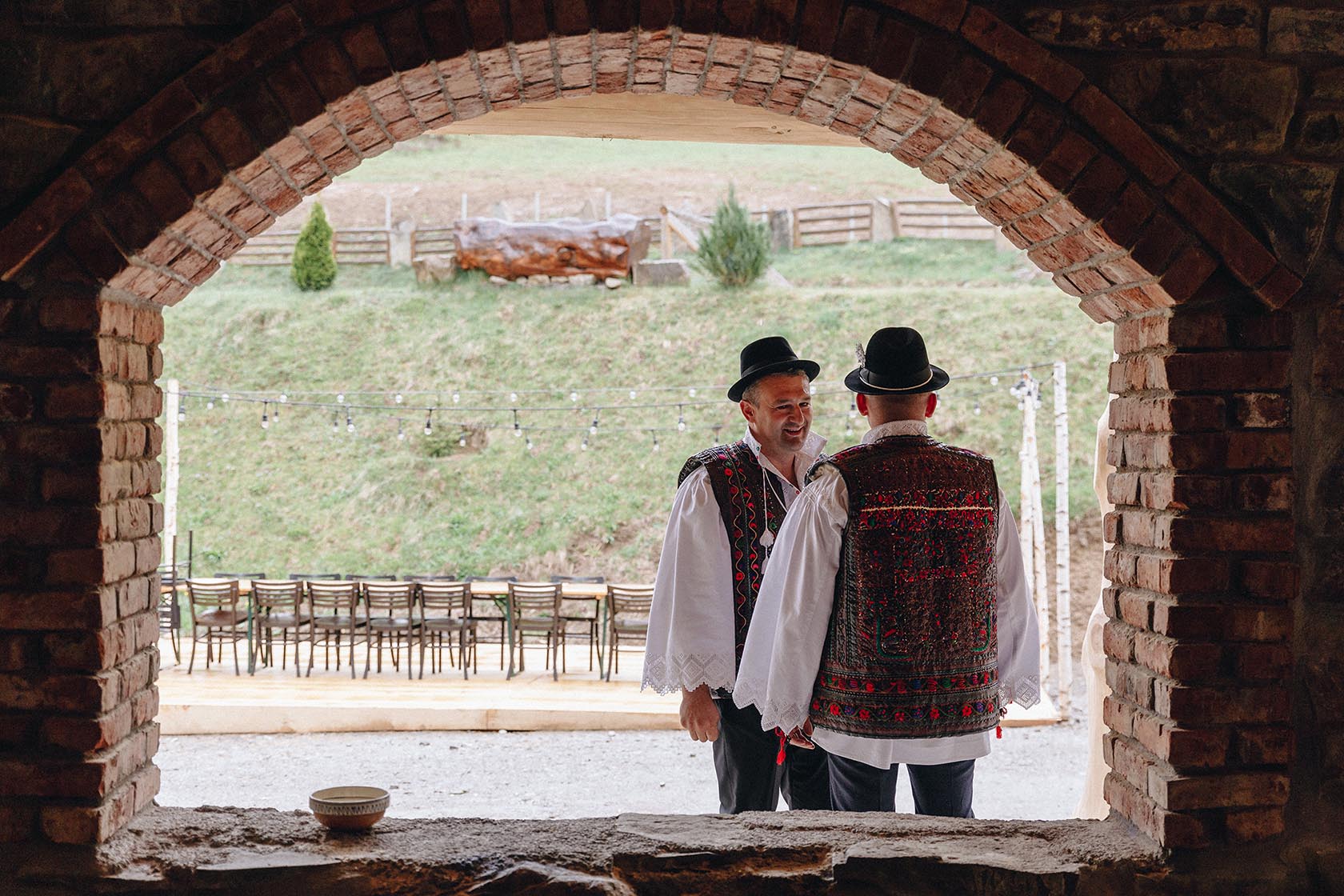 fotografie cu invitatii si mireasa in port popular