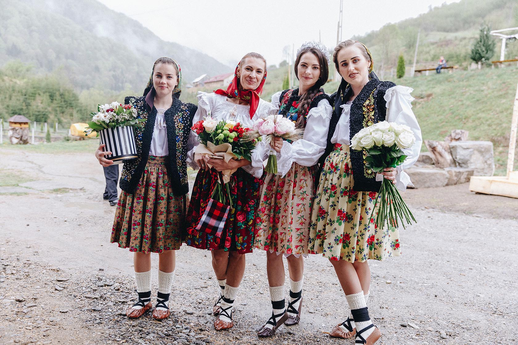 invitati in port popular maramures
