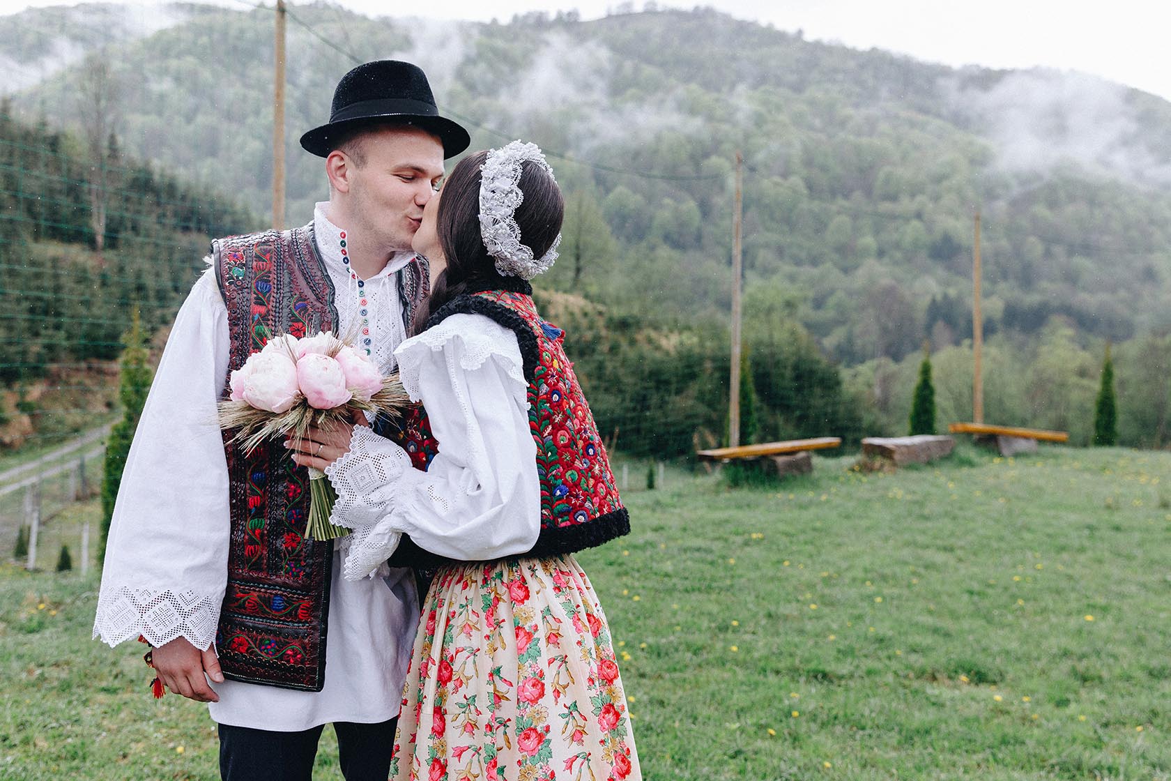 fotografie cu invitatii si mireasa in port popular