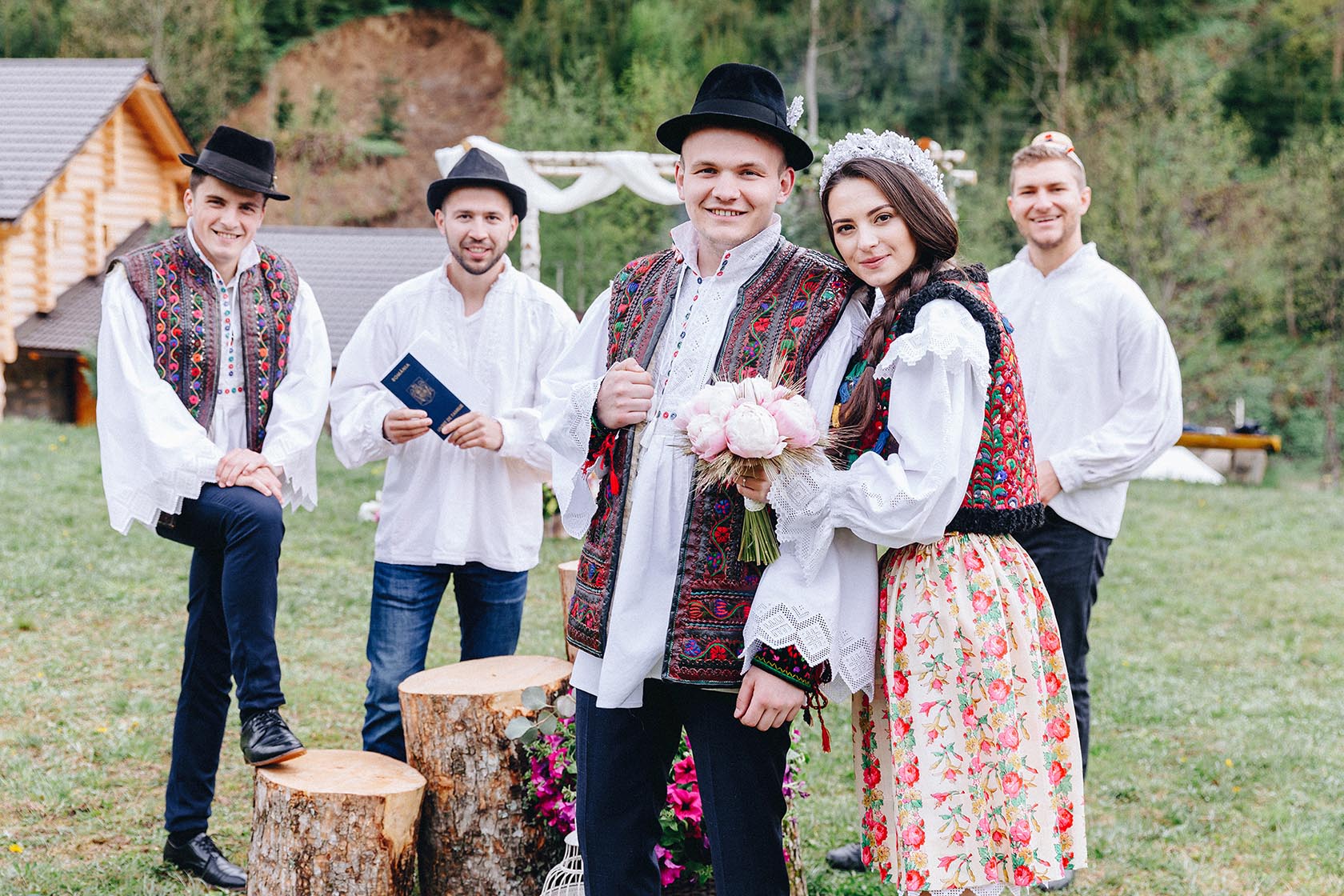 fotografie de grup mire si mireasa proaspeti casatoriti