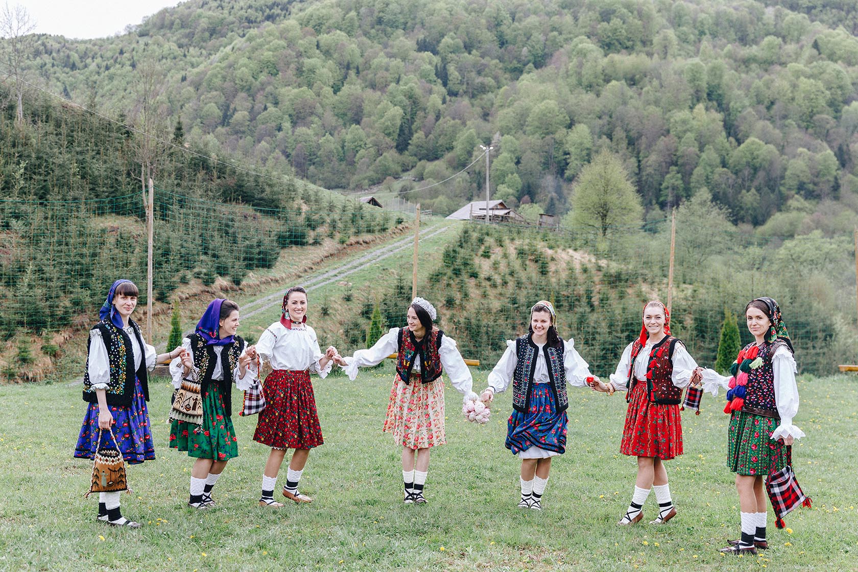 fotografie de grup mire si mireasa proaspeti casatoriti